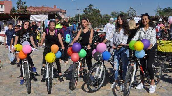 Afyonkarahisar’da süslü kadınlar pedal çevirdi